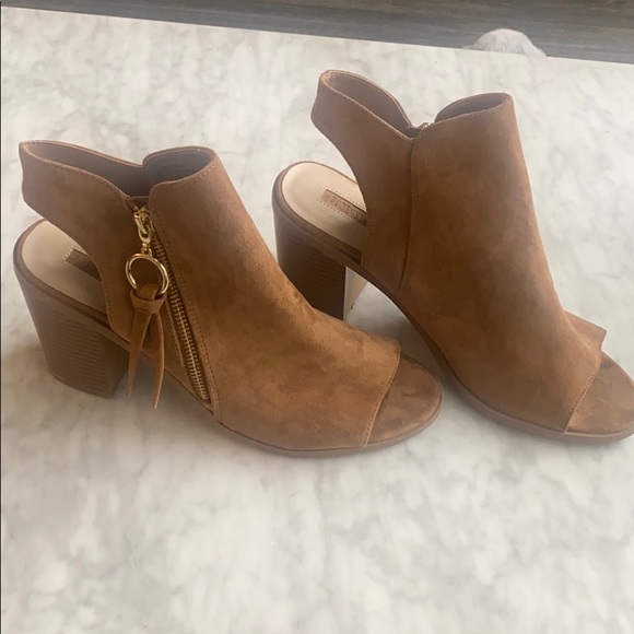 BRAND new! Suede heels - Picture 4 of 7